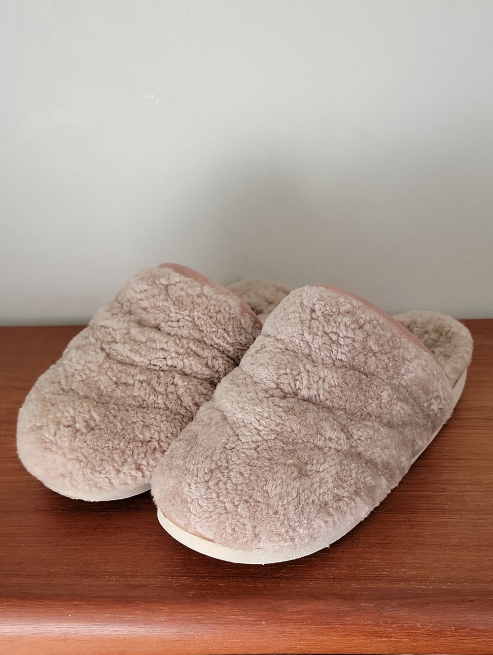 OluKai Shearling Slippers sz7